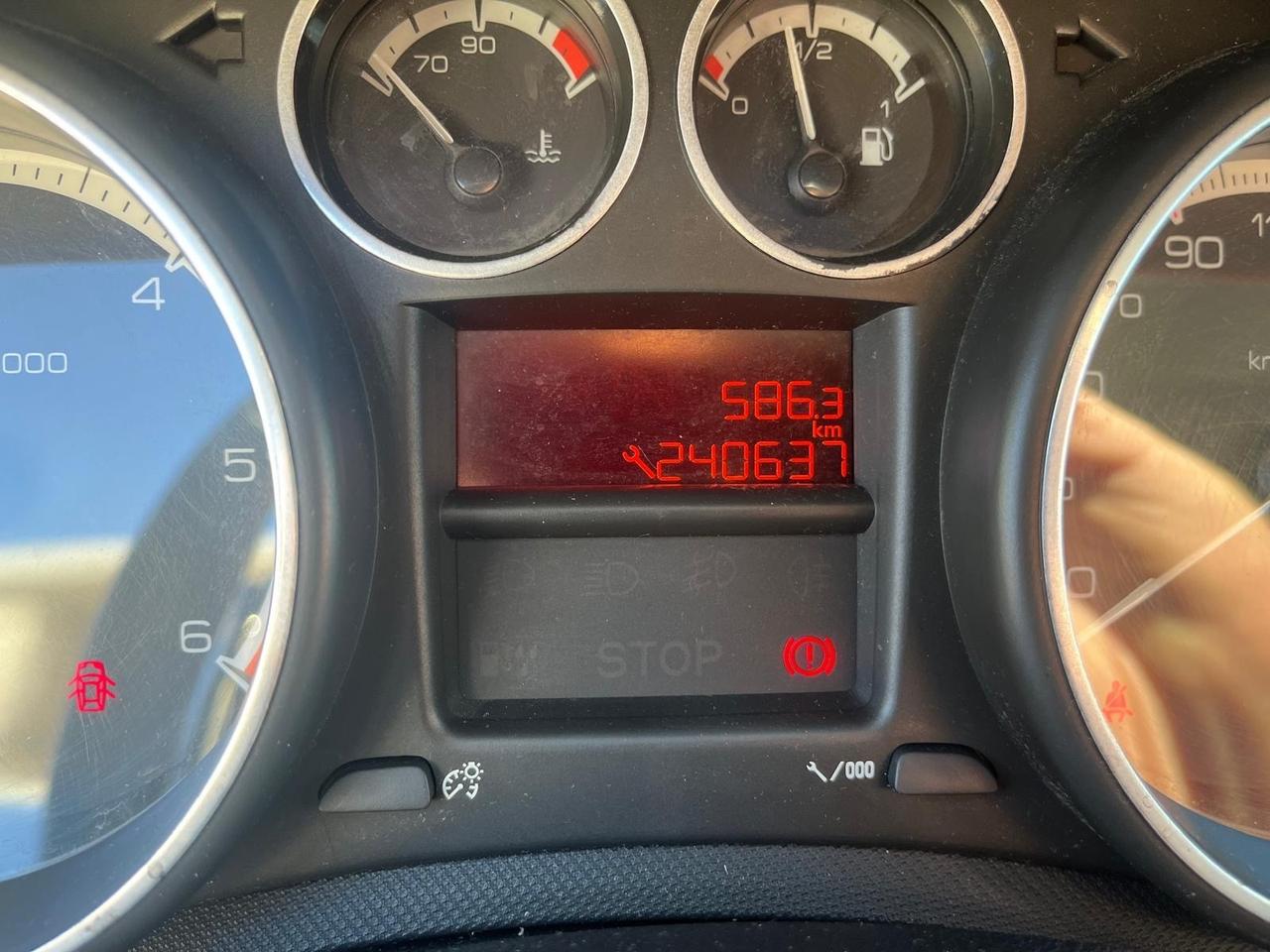 Peugeot 308-5P-1.6 hdi-full opt-12/2011