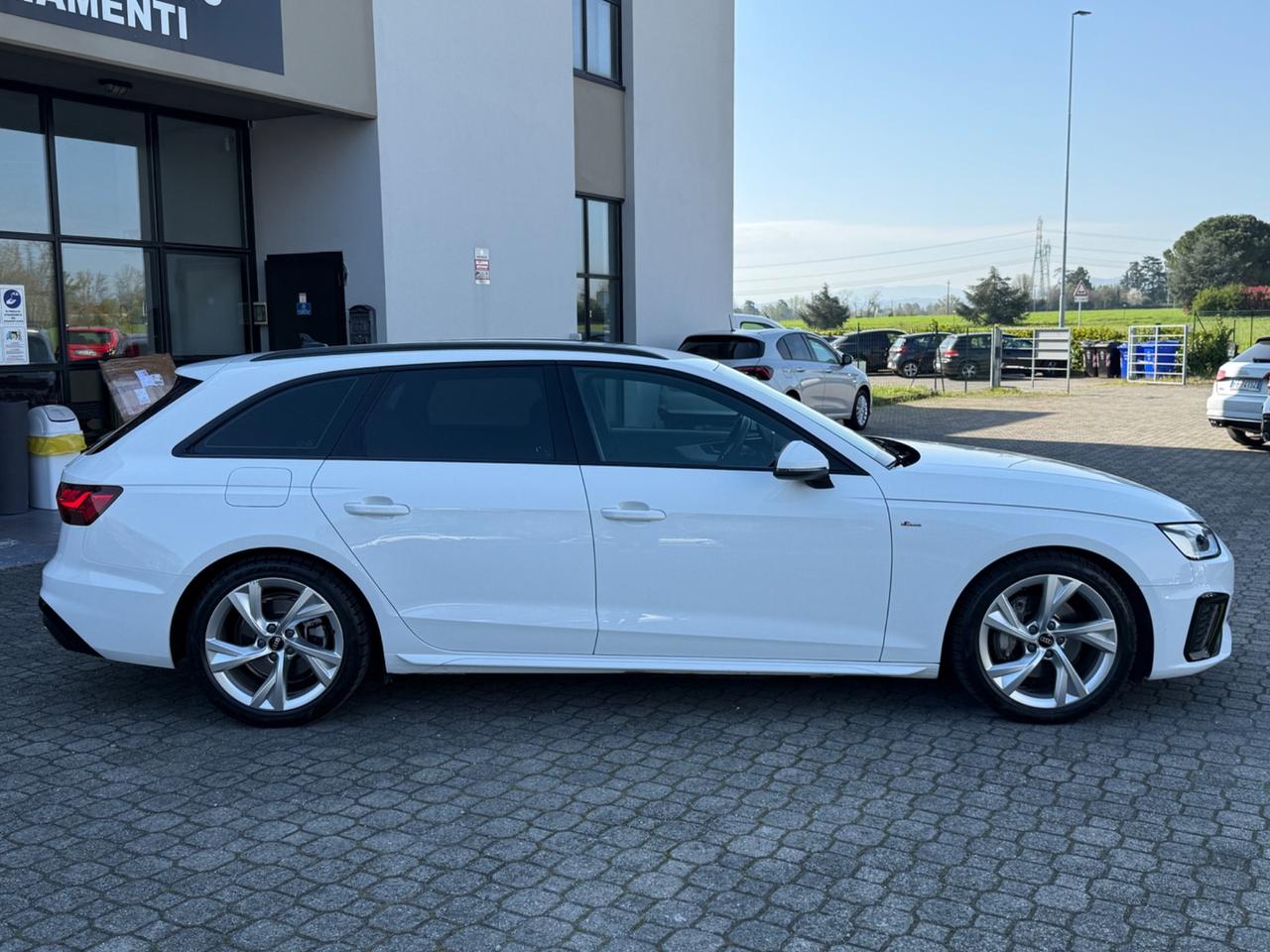 Audi A4 Avant 40 TDI quattro S tronic S line|BLACK LINE