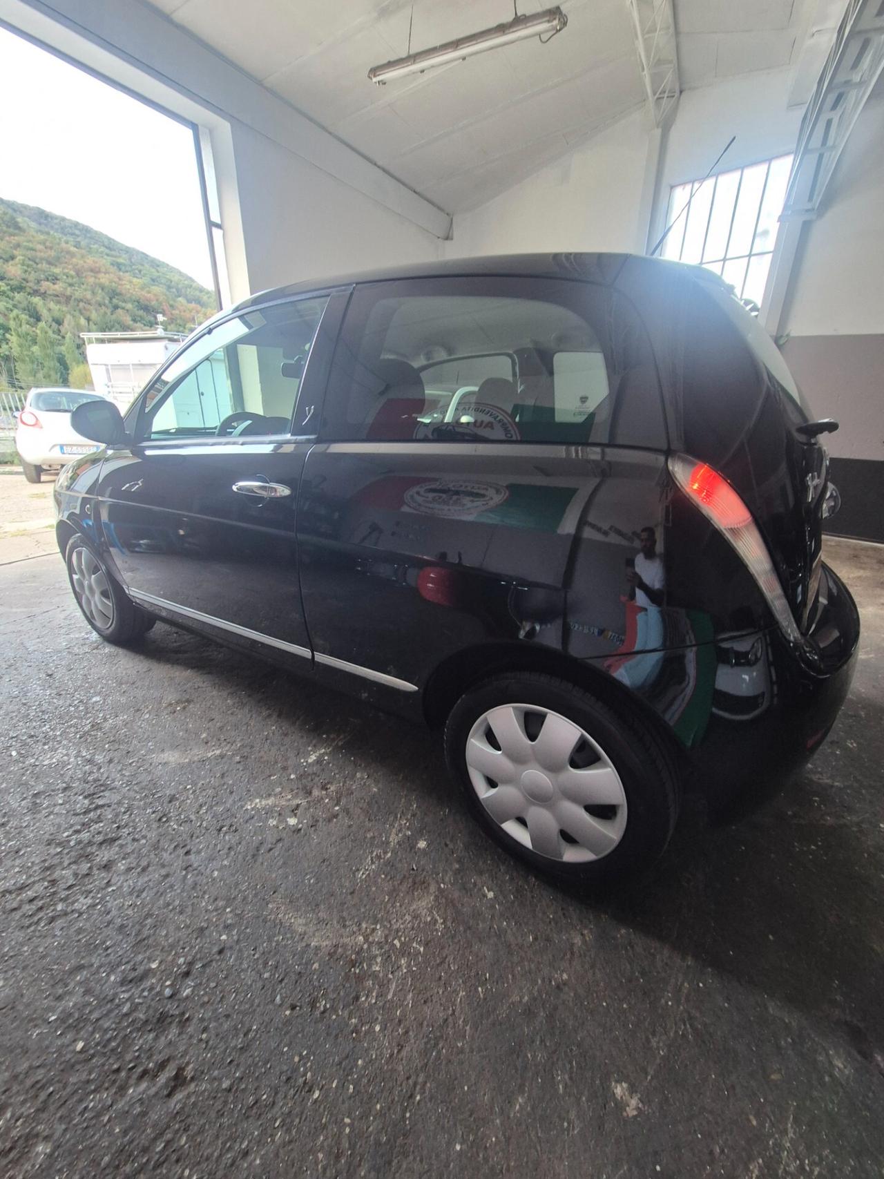 Lancia Ypsilon 1.2 69 CV Platino neo patentati