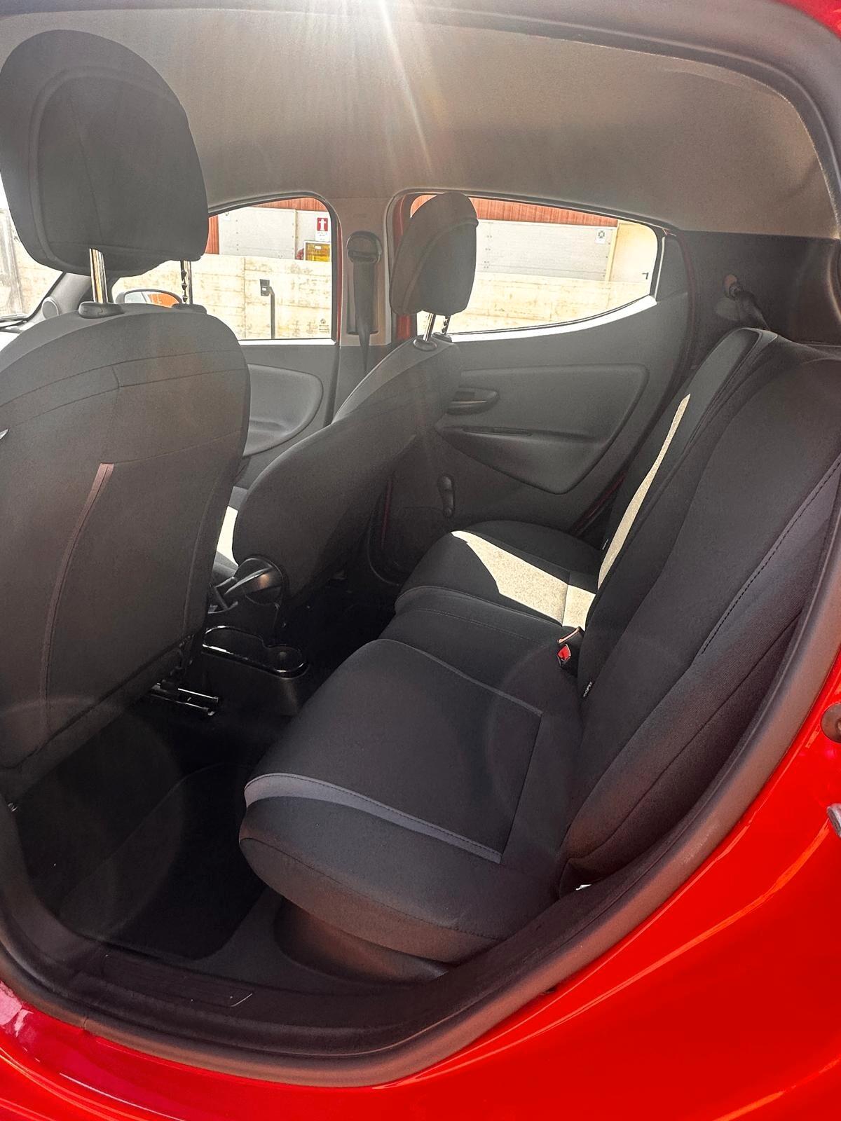 Lancia Ypsilon 0.9 TwinAir 85 CV 5 porte Metano Ecochic Silver