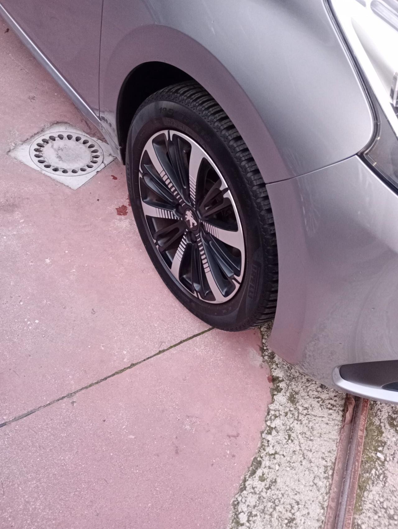 Peugeot 208 BlueHDi 100 S&S 5 porte Signature