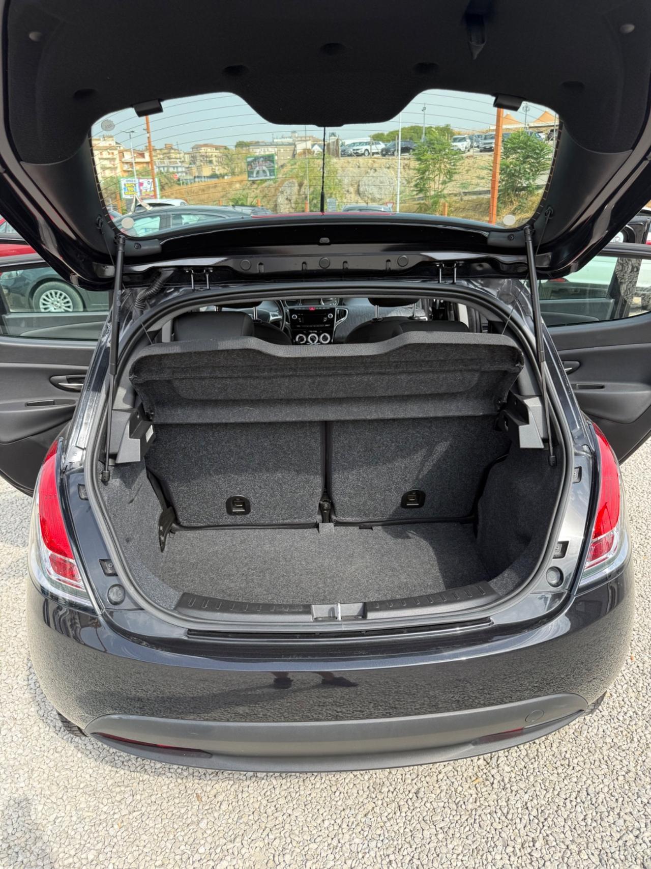 Lancia Ypsilon 1.2 69 CV 5 porte S&S Silver