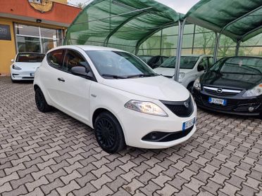 Lancia Ypsilon 1.0 FireFly S&S Hybrid Ecochic Silver