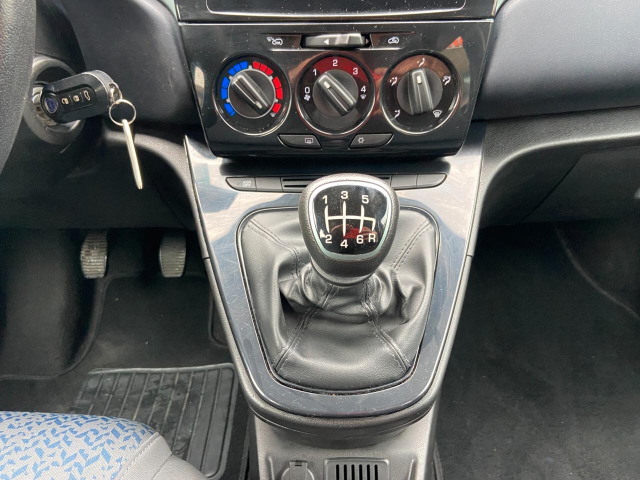 Lancia Ypsilon 1.0 firefly hybrid Silver