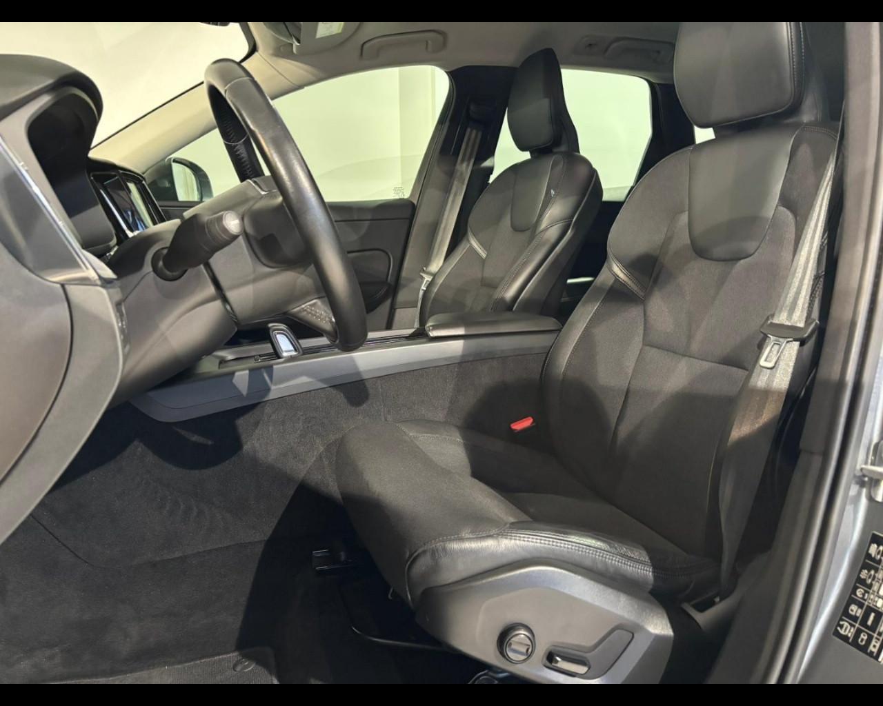 VOLVO XC60 B4 DIESEL AWD MOMENTUM PRO AUTO