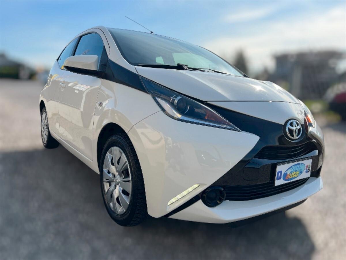 Toyota Aygo 1.0 VVT-i 69 CV 5 porte x-pure / OK NEOPATENTATI