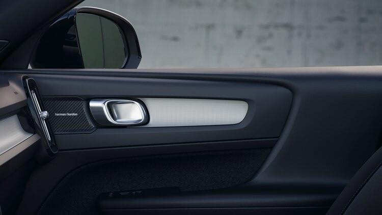 VOLVO XC40 PLUS DARK B3 AUTO PREZZO PROMO FINO AL 31/12/2025