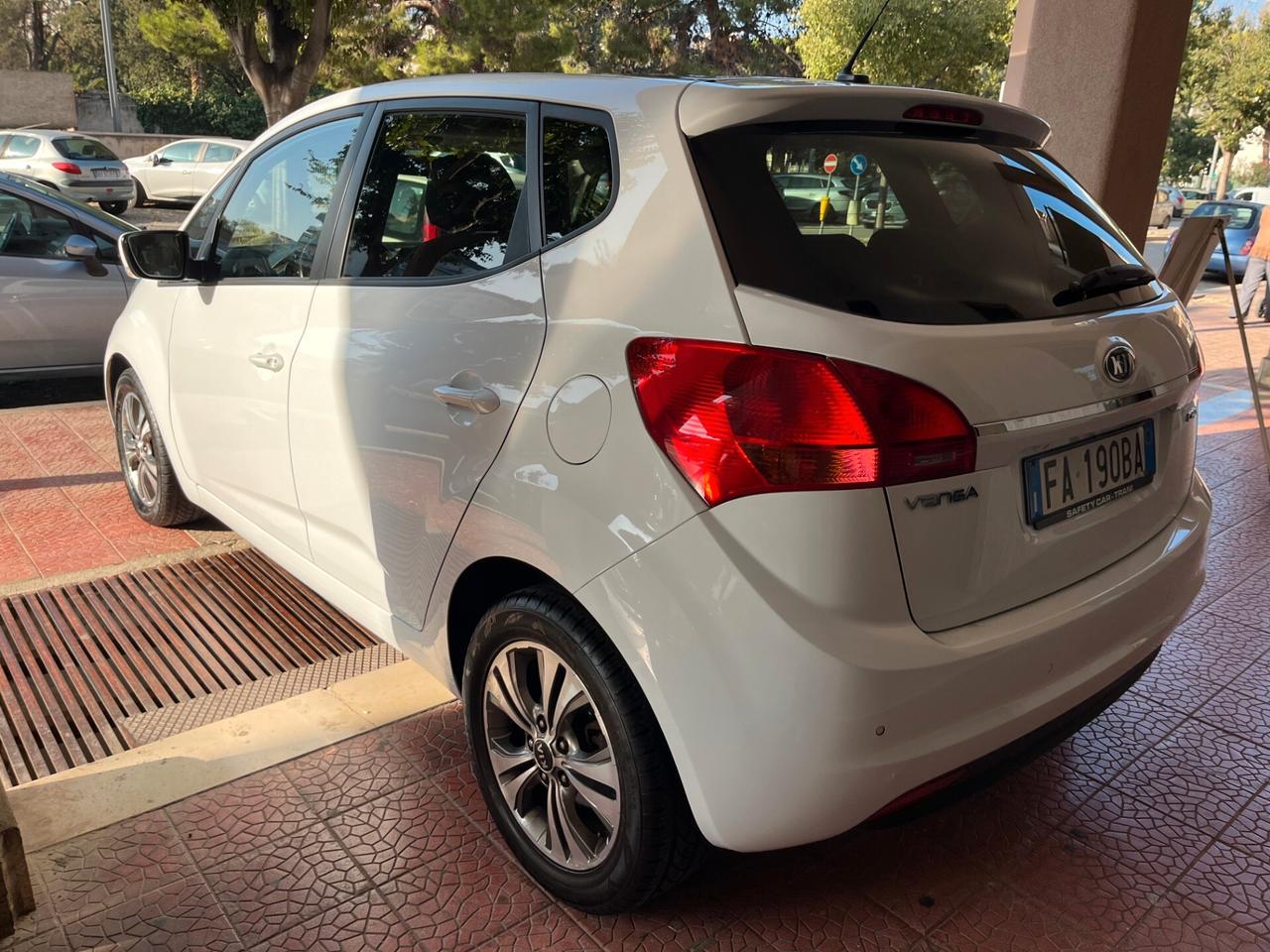 Kia Venga 1.4CRDi90CV full tetto navi retro-15