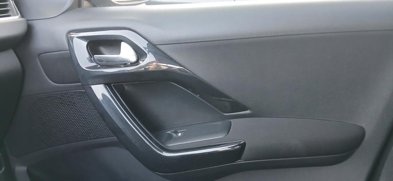 Peugeot 208 PureTech 82 5 porte Allure