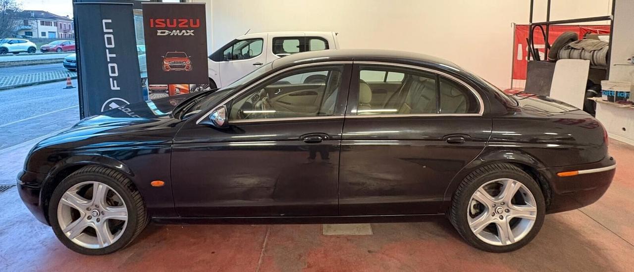 JAGUAR S-TYPE CAMBIO AUT. .Diesel 2700 CV 207 con Km 156.642 certificati