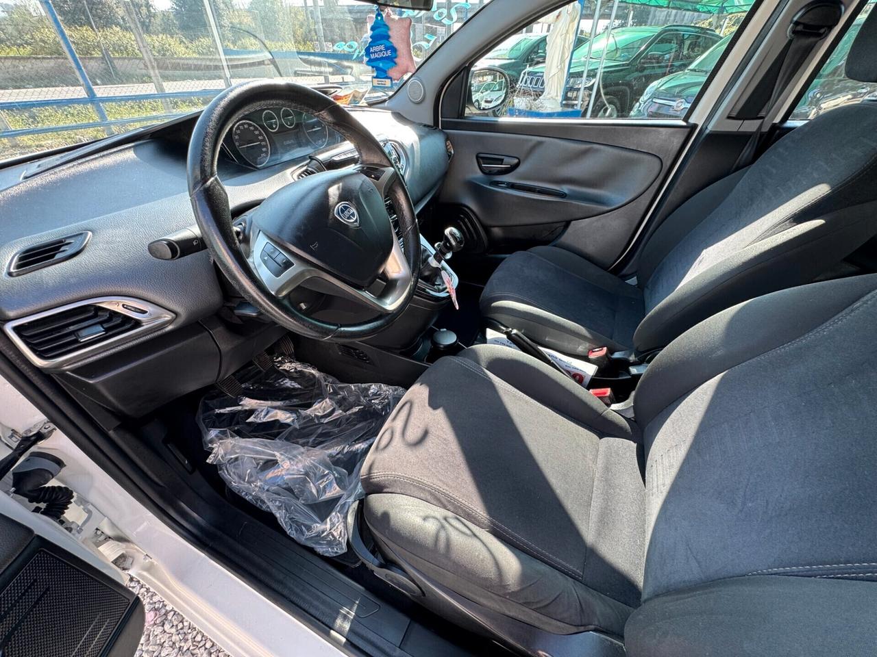 Lancia Ypsilon 0.9 TwinAir 85 CV 5 porte Metano Ecochic Gold pari al nuovo 2014