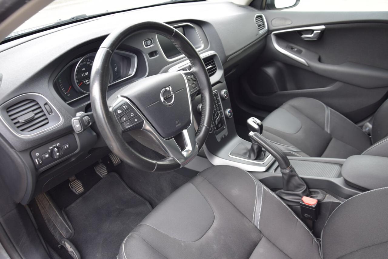 VOLVO V40 (2012-2020) V40 D2 Momentum
