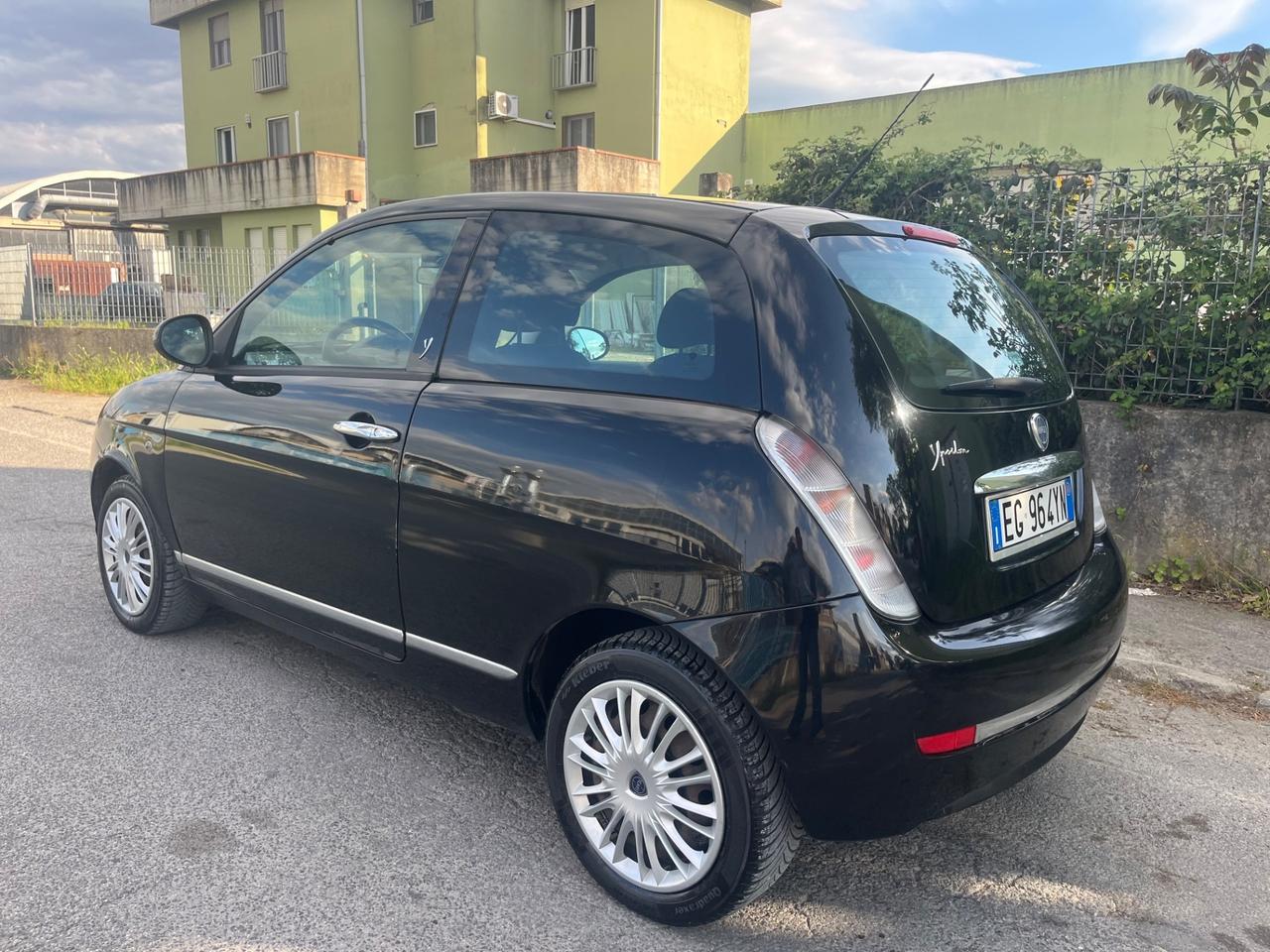 Lancia Ypsilon 1.2 69 CV Platinum 200.000 KM