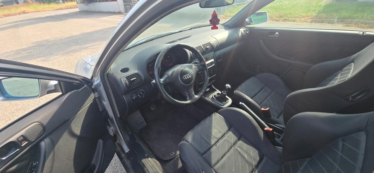 Audi A3 1.6 cat 3p. Attraction
