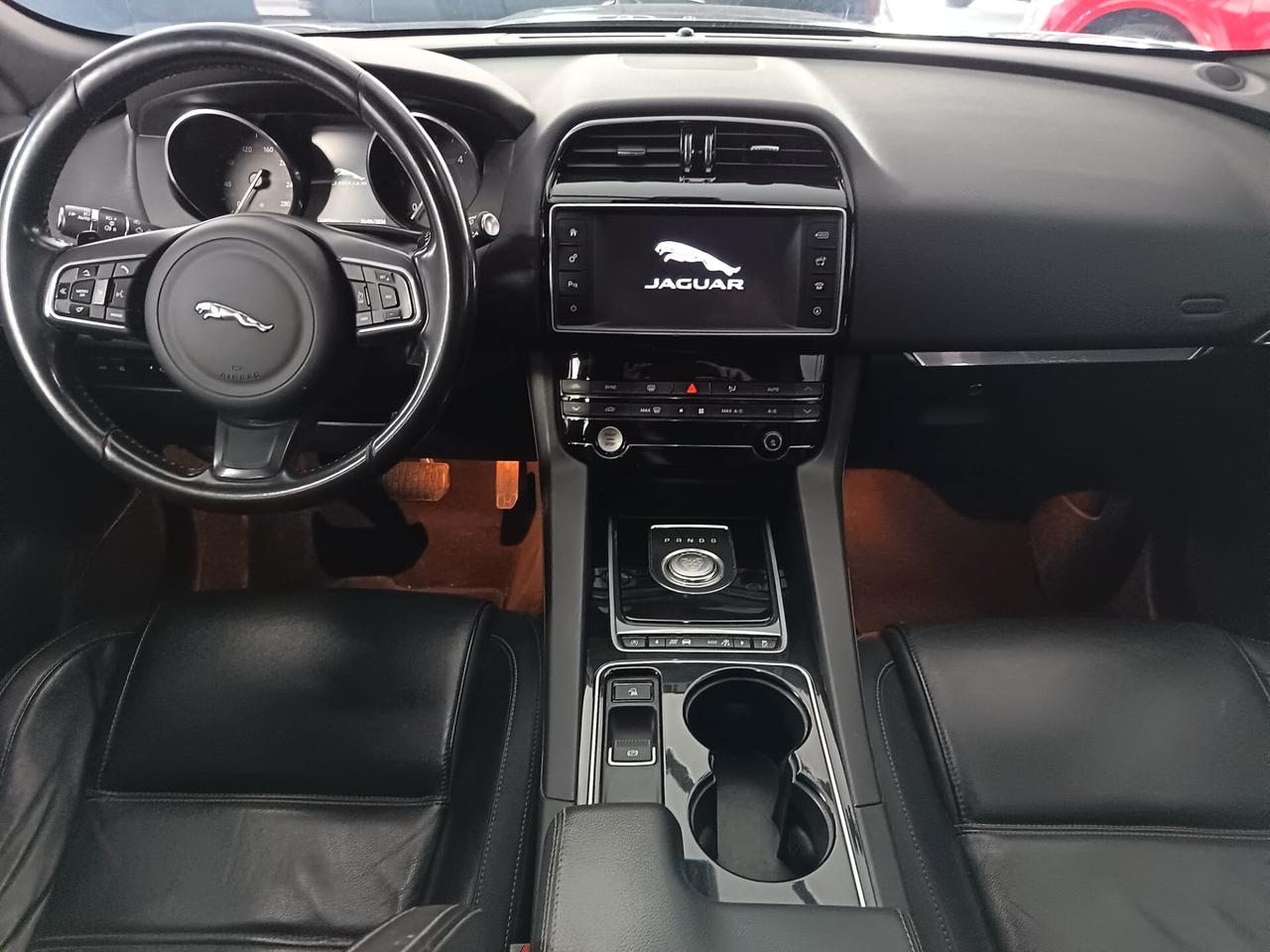 Jaguar F-Pace 2.0 D 180 CV Portfolio