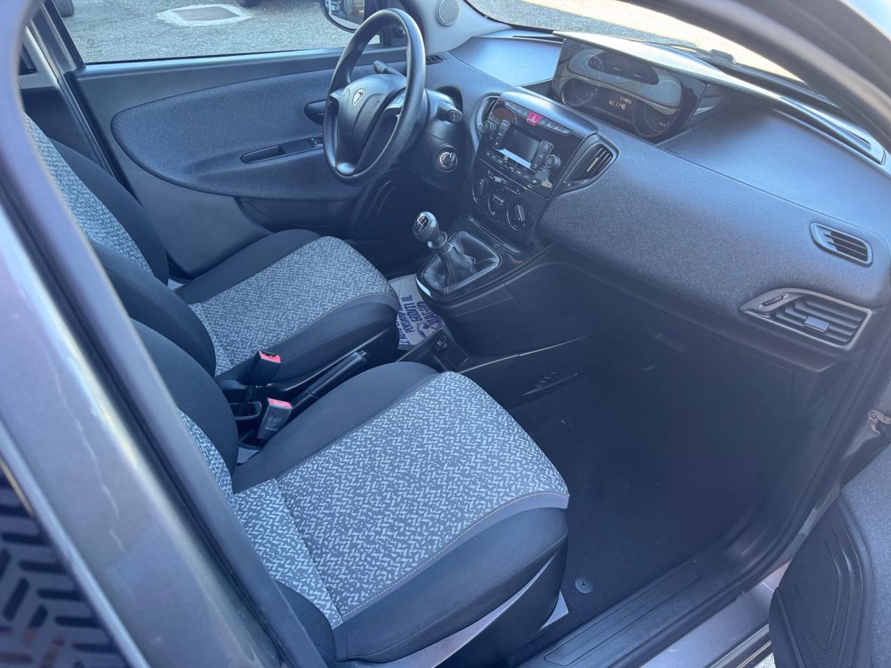 Lancia Ypsilon 1.2 69 CV 5 Black and Noir