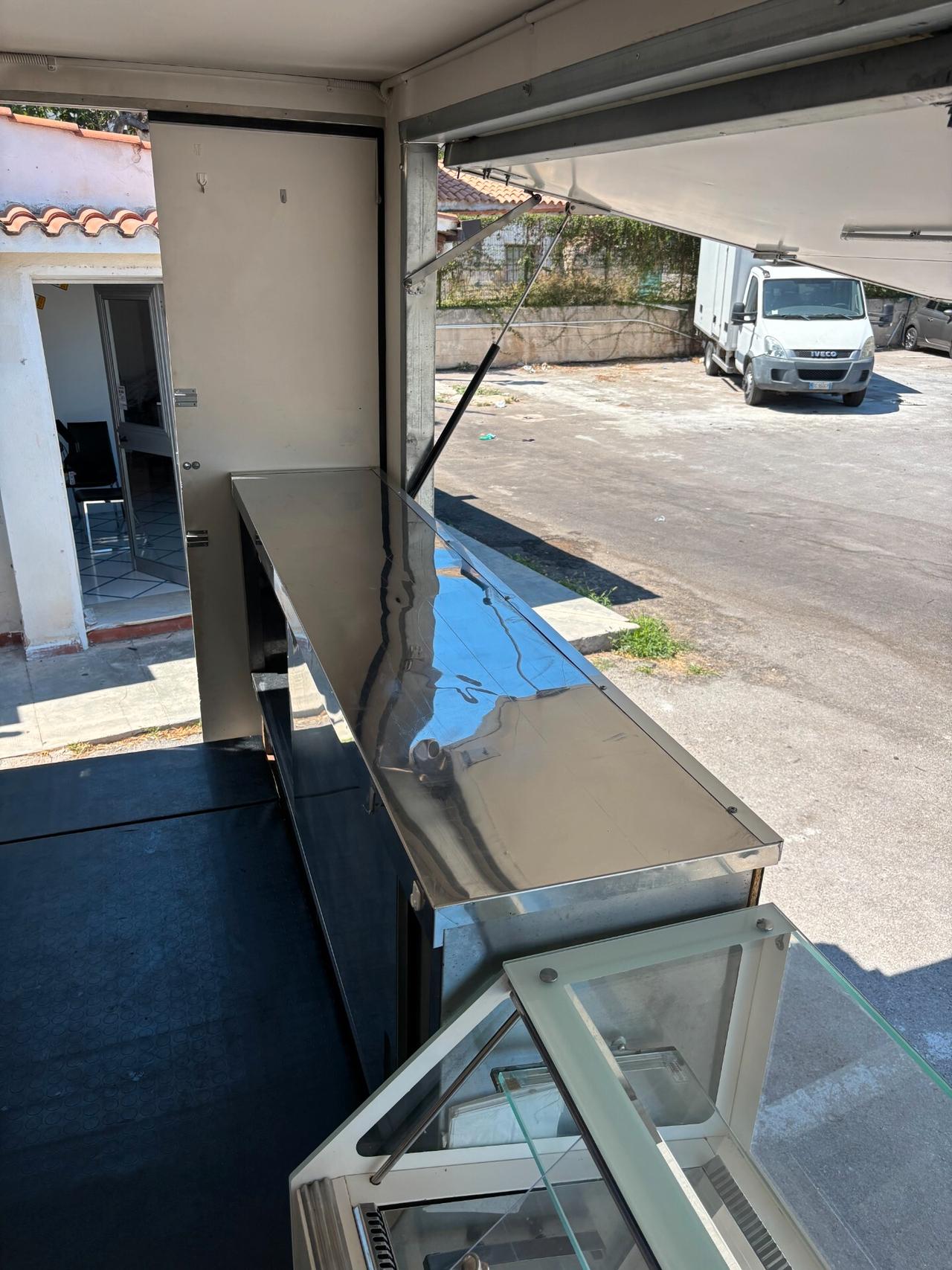 IVECO DAILY 65C/60 CON ALLESTIMENTO A PANINERIA COMPLETO DI TUTTO PIASTRA BANCONI FRIGORIFERI PICCOLO E GRANDE KAPPA AFFETTATRICE FRIGGITRICE AUTOCLAVE DI ACQUA DA 100 LITRI PER BANCONE DI PULIZIA LAVANDINO GRUPPO ELETTROGENO E PRONTO PER LAVORARE PE