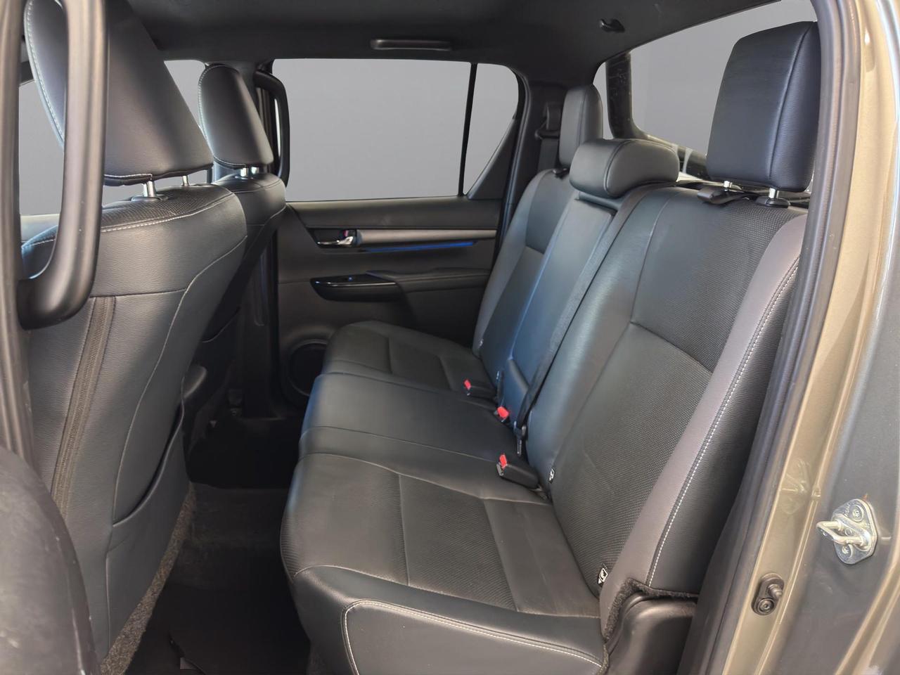Toyota Hilux 2.8 d double cab Invincible 4wd auto