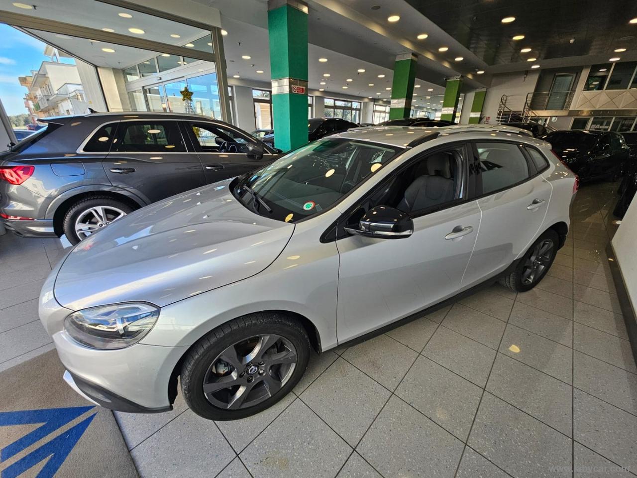 VOLVO V40 Cross Country D2 1.6 P.sh. Momentum