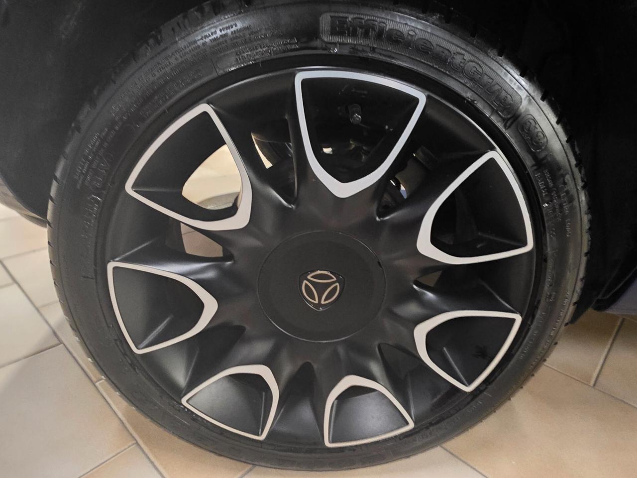 Lancia Ypsilon 1.2 69 CV 5 porte S Momodesign