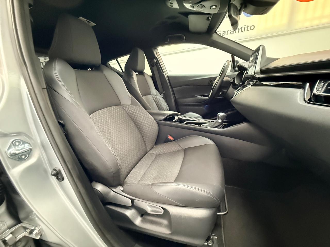 Toyota C-HR 1.8 Hybrid E-CVT 98cv Lounge 07/2022 Neopatentati