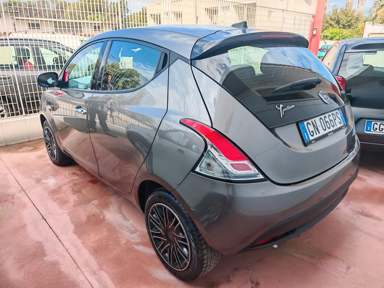 Lancia Ypsilon 1.0 FireFly 5 porte S&S Hybrid Silver