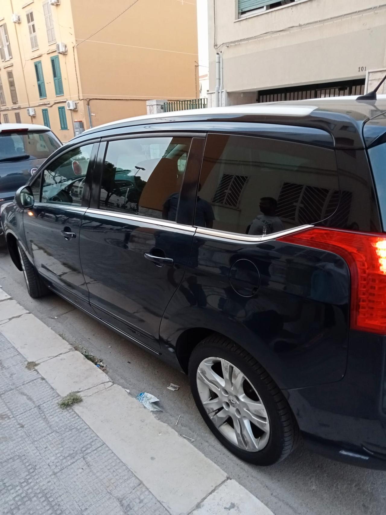 Peugeot 5008 2.0HDi 150CV Féline