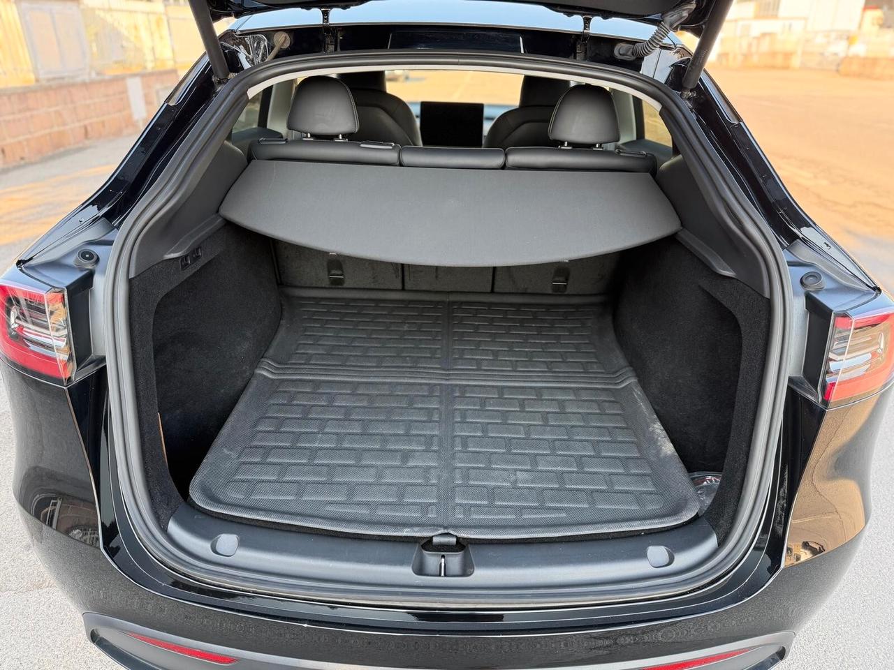 Tesla Model Y AWD Performance