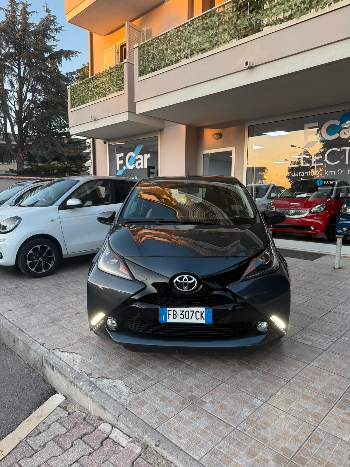 Toyota Aygo 1.0 VVT-i 69 CV 5 porte x-play NEOPATENTATI