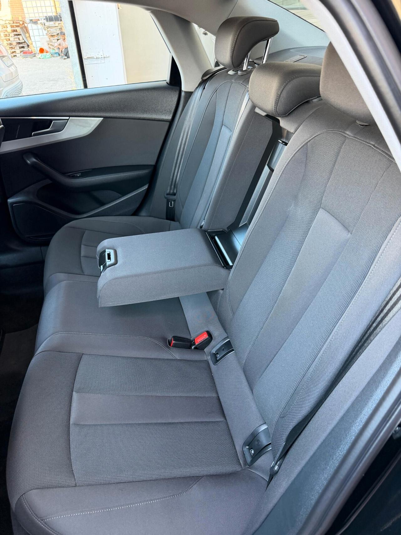 Audi A4 35 TDI/163 CV S tronic line edition fari Matrix