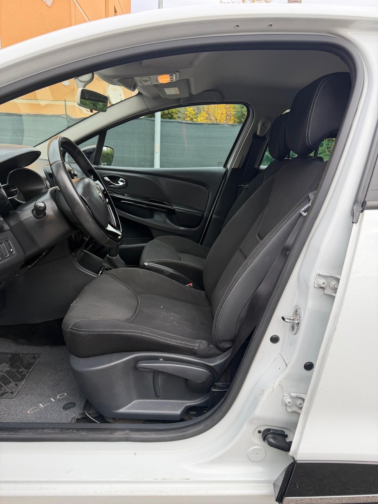 Renault Clio 1.5 dci - NEOP. - NAV. - 12 MESI DI GARANZIA -