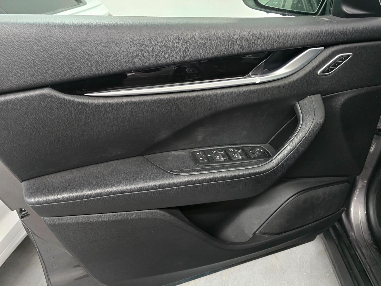 Maserati Levante V6 TETTUCCIO APRIBILE E PANORAMICO