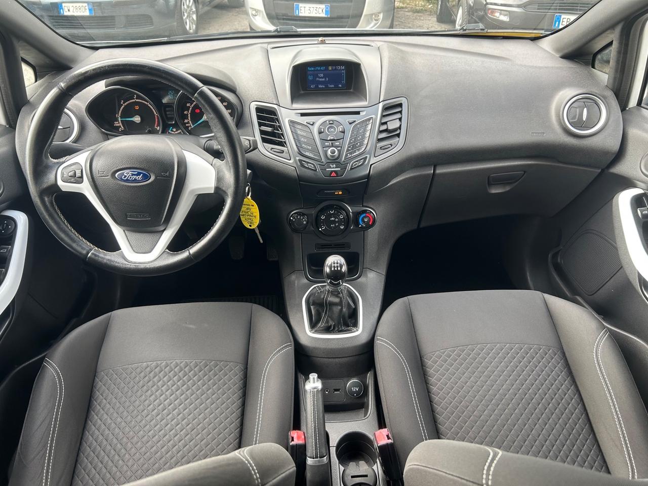 Ford Fiesta 1.5 TDCi Black & White Edition Euro 6B