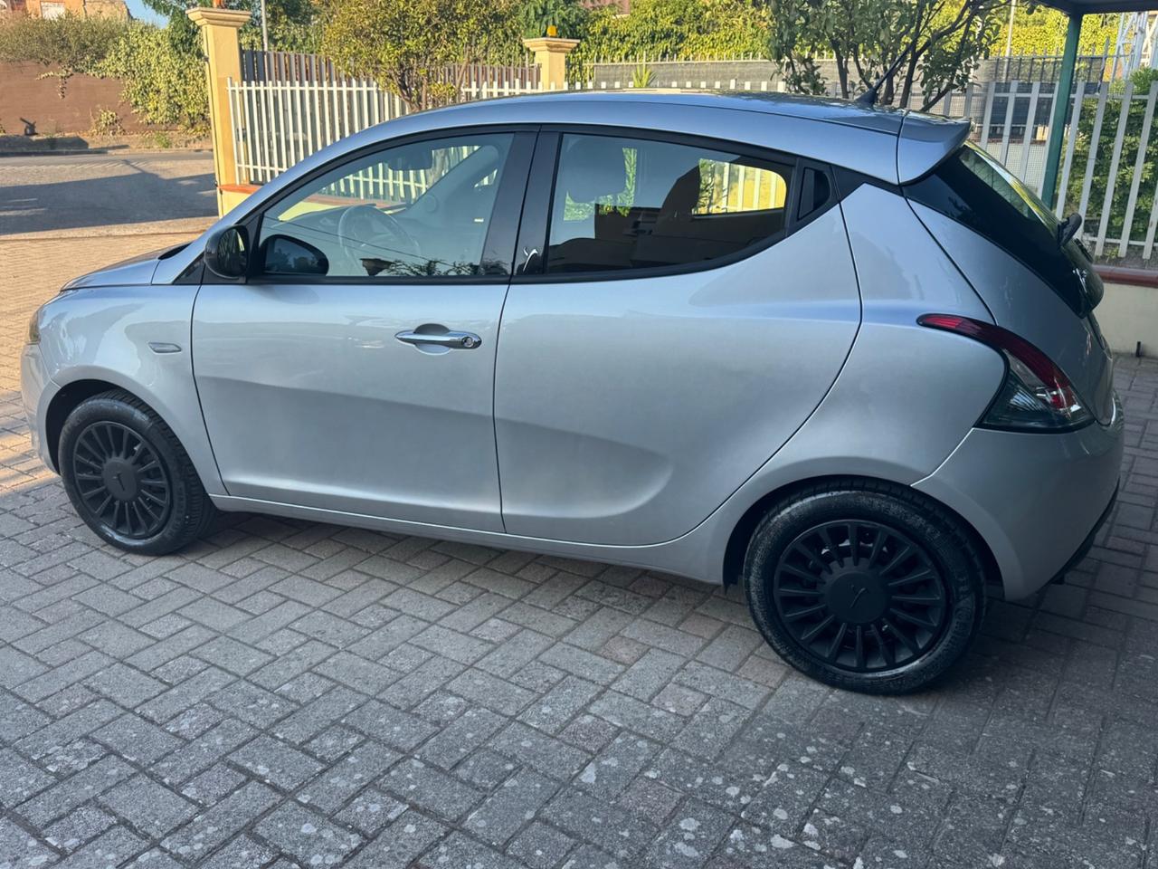 Lancia Ypsilon 1.2 69 CV 5 porte S&S Silver