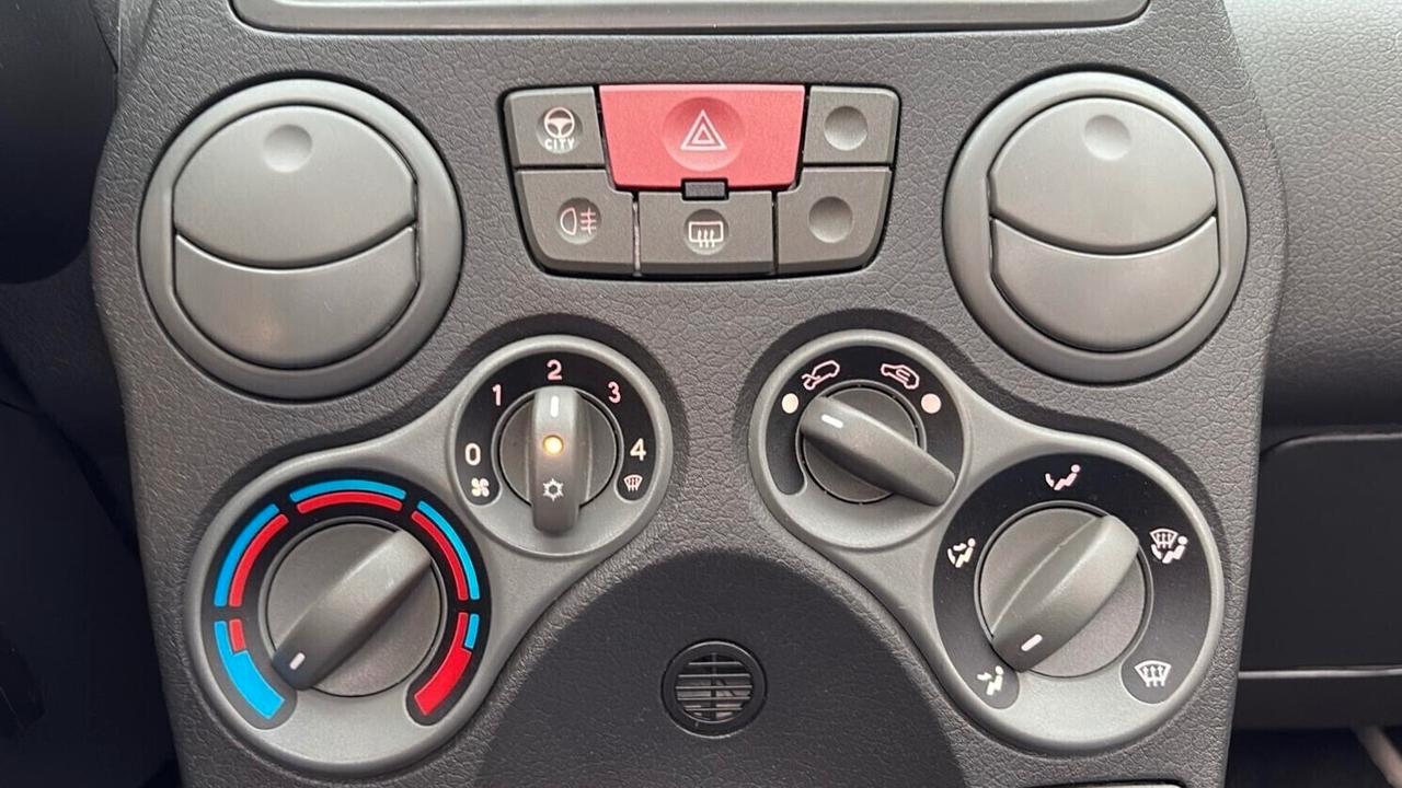 Fiat Panda 1.2 TETTO PANORMAICO GANCIO DI TRAINO