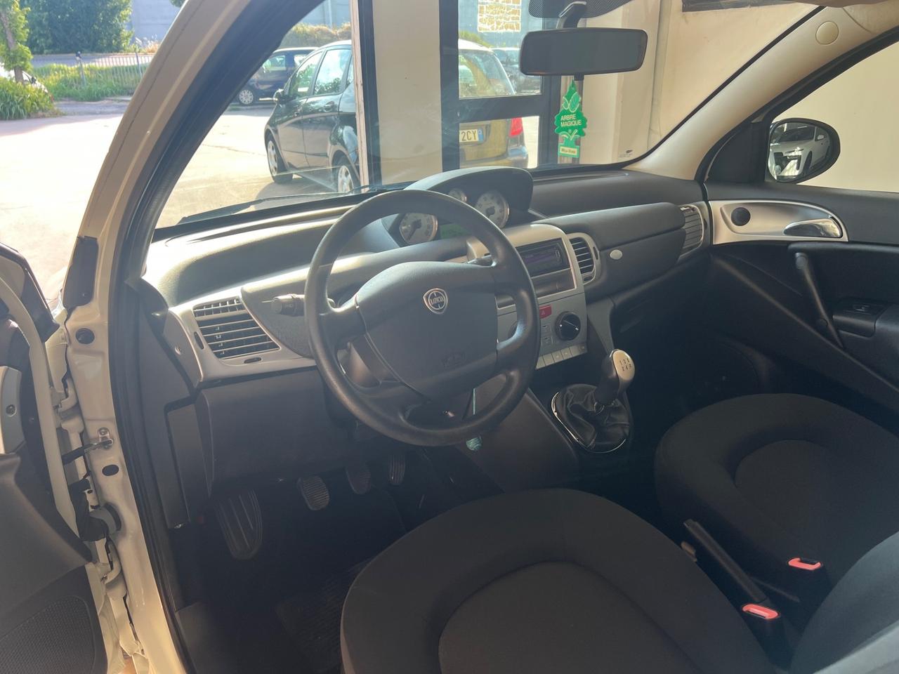 Lancia Ypsilon 1.3 MJT 75 CV Unyca