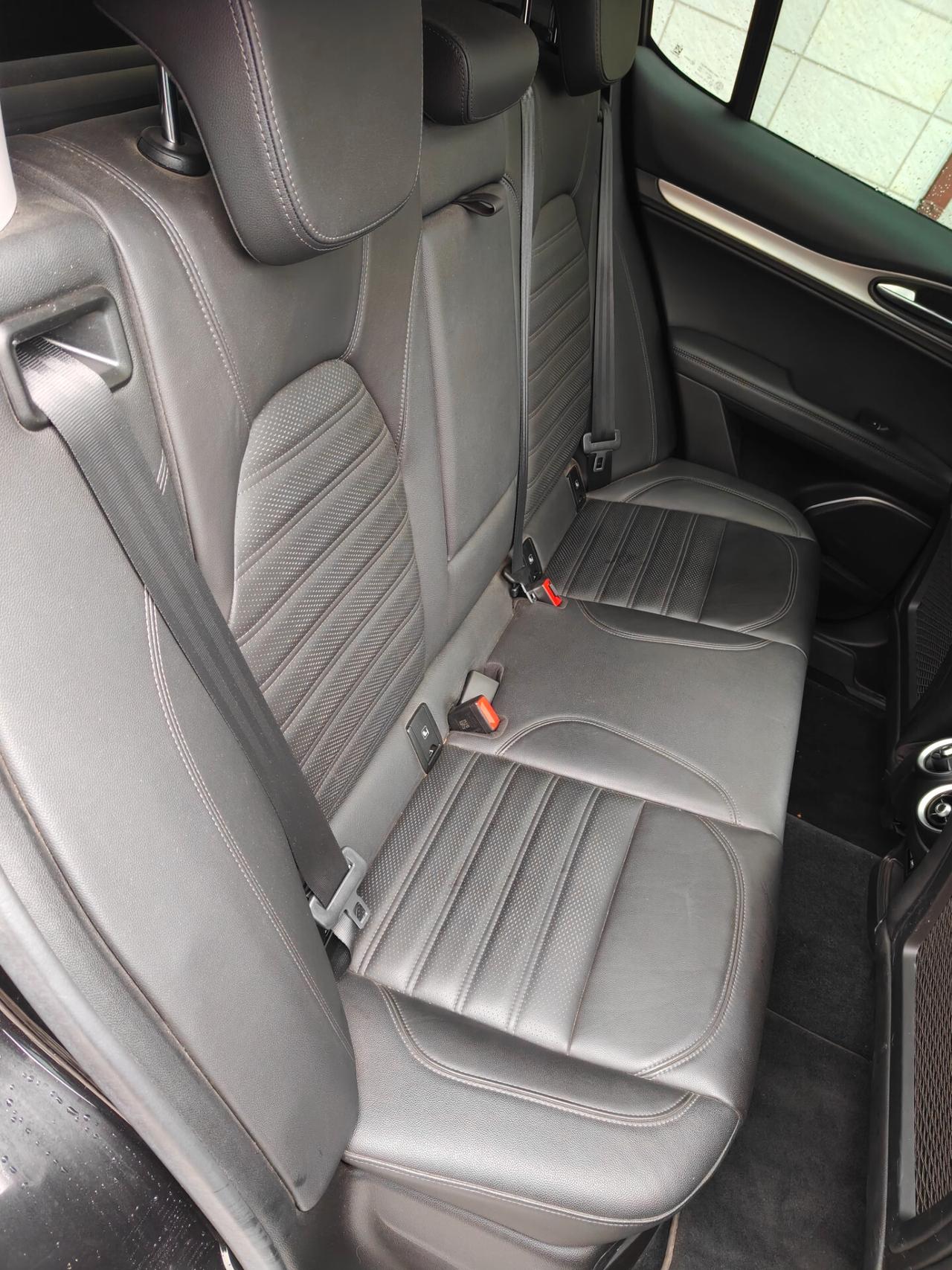 Alfa Romeo Stelvio Q4 Veloce total black