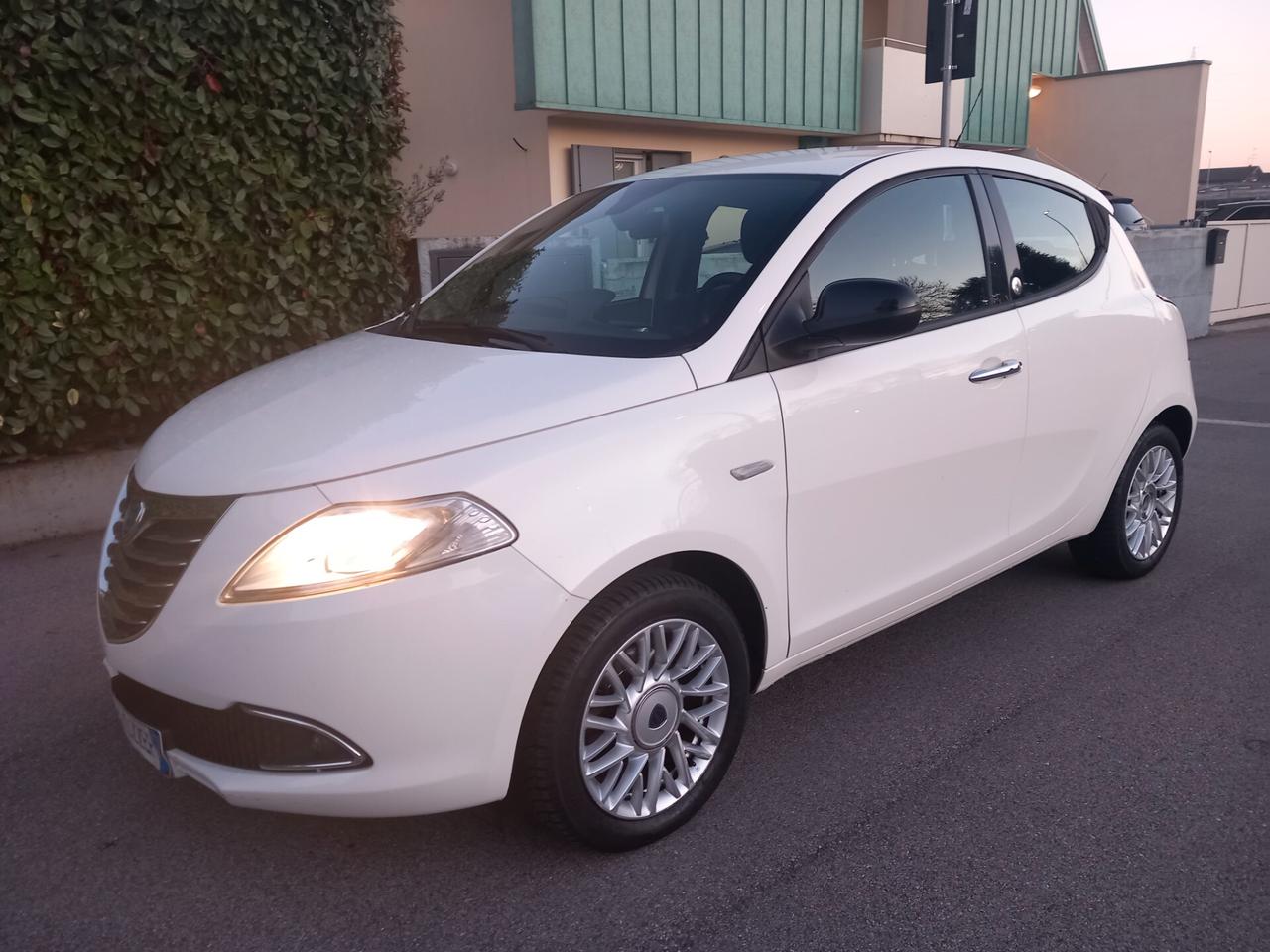 Lancia Ypsilon 1.2 69 CV 5 porte GPL Ecochic Gold neopatentati a e 169 mese