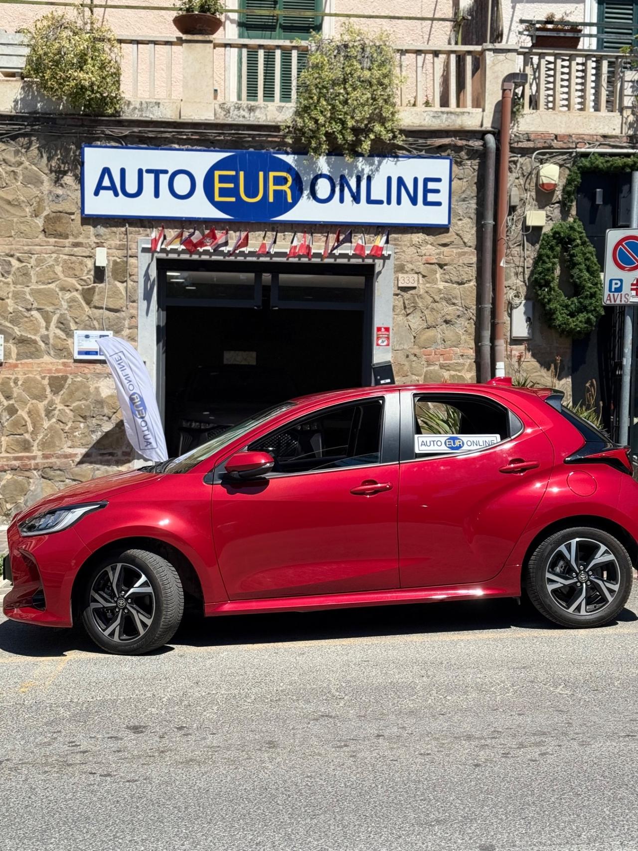 Toyota Yaris 1.5 Hybrid 5 porte red 2025