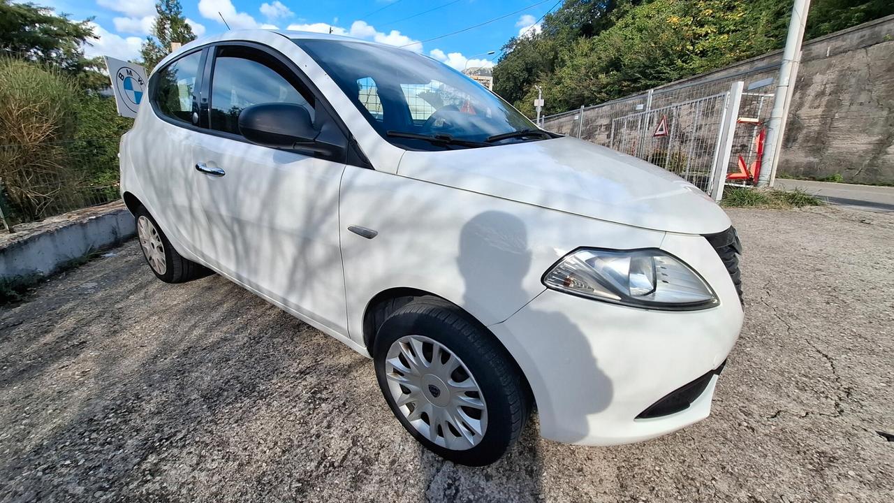 Lancia Ypsilon 0.9 TwinAir 85 CV 5 porte Metano Ecochic Silver