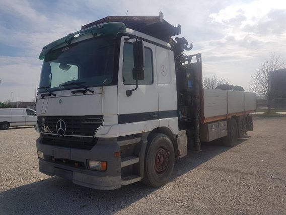Autocarro Mercedes-Benz 1831 L con gru Copma