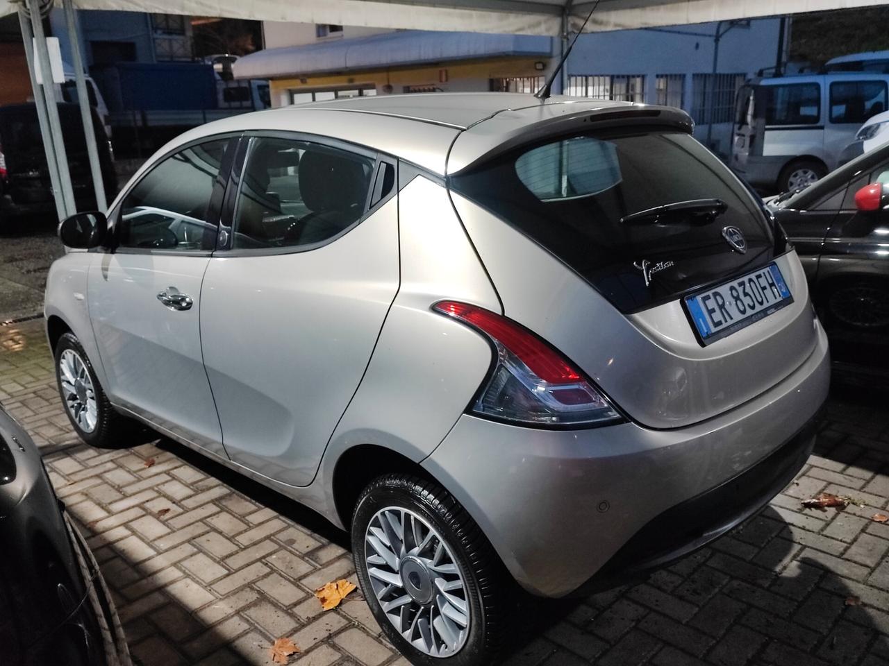 Lancia Ypsilon con 26 Euro 450 km