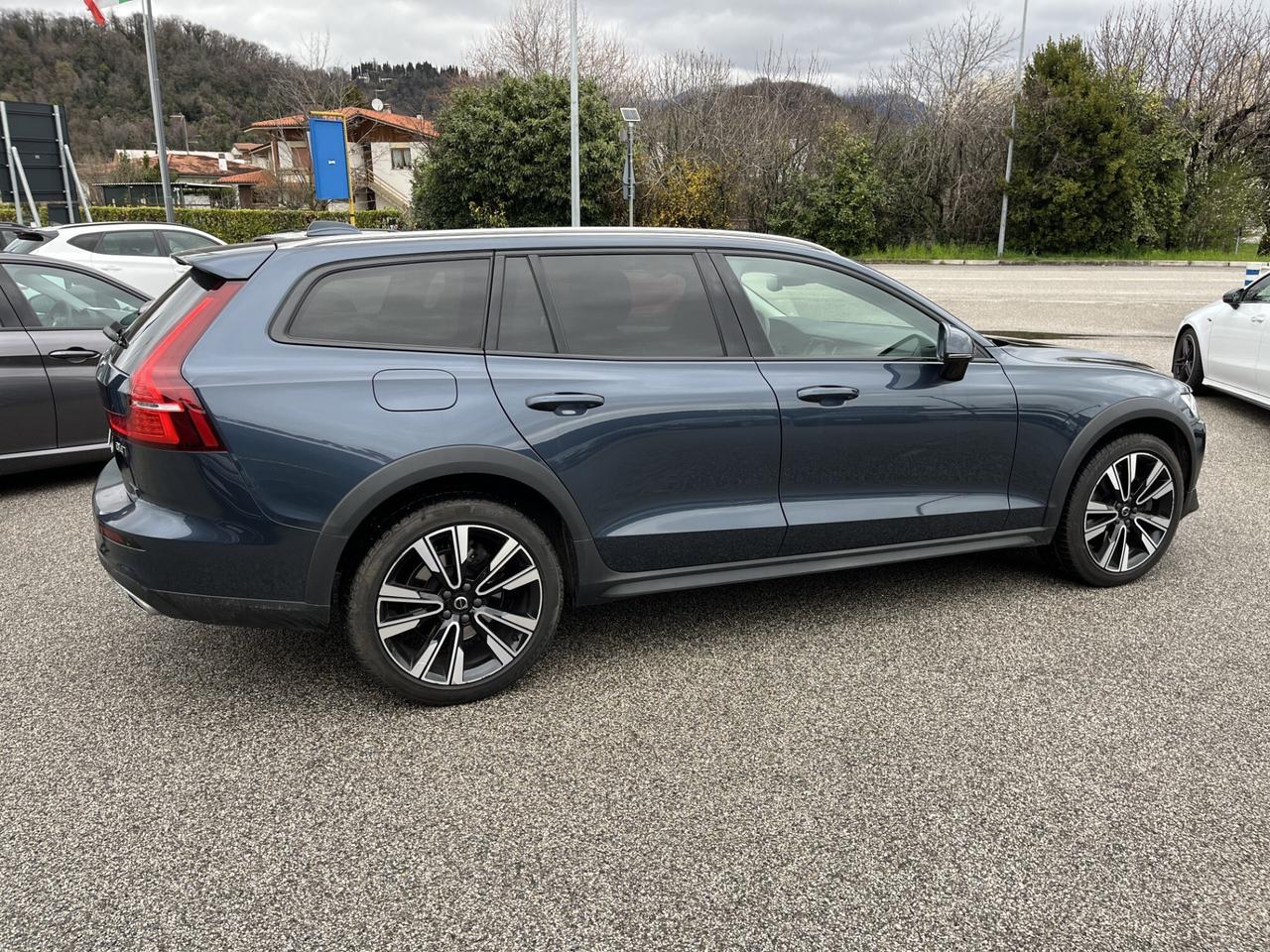 VOLVO V 60 CROSS COUNTRY PRO 2.0 D 4 4WD AUTOMAT.