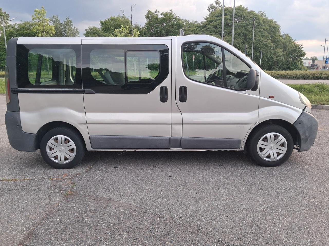 VIVARO 6 POSTI AUTOCARRO