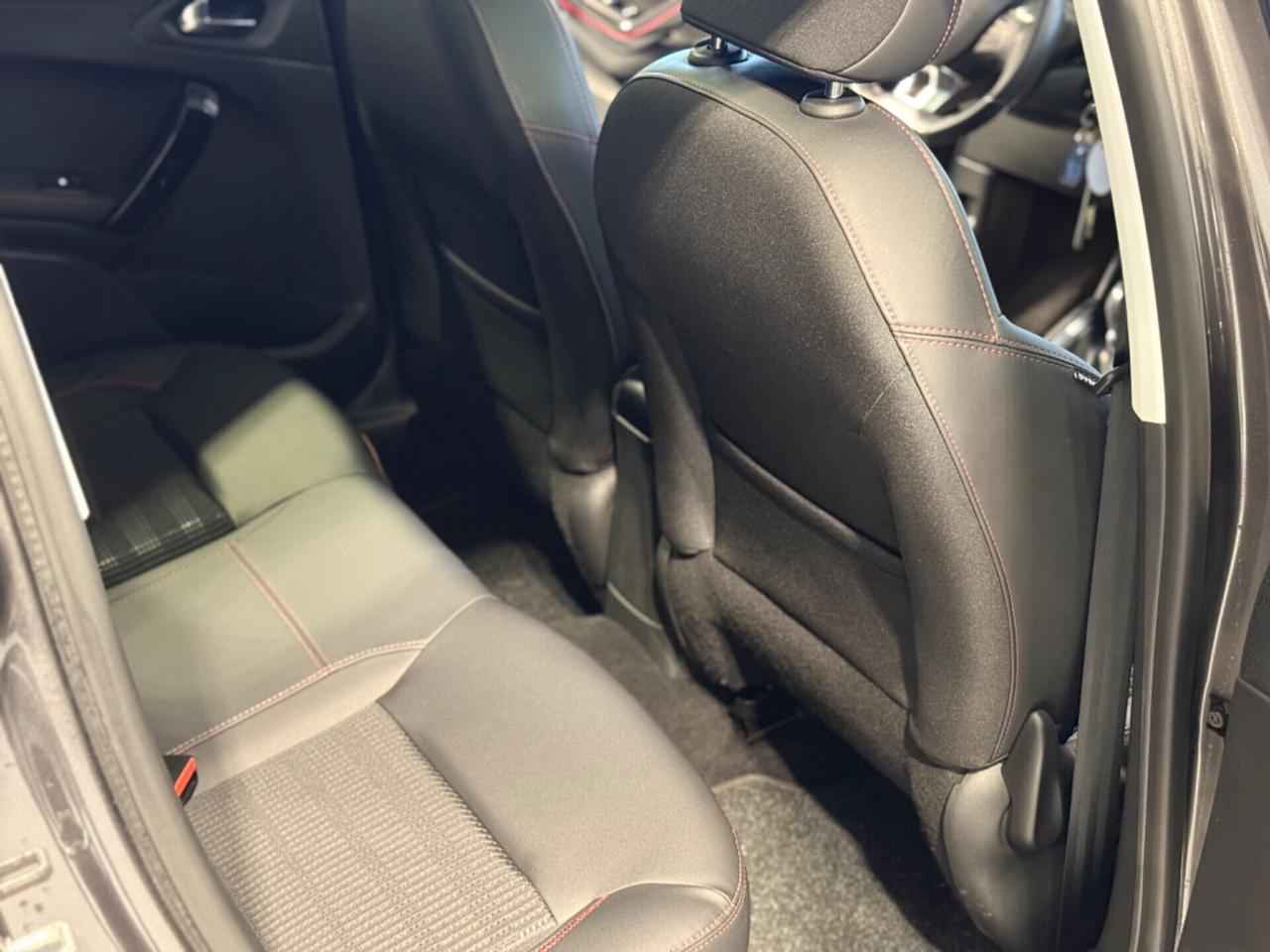 Peugeot 208 5p 1.2 GT Line 30.000KM! Sport