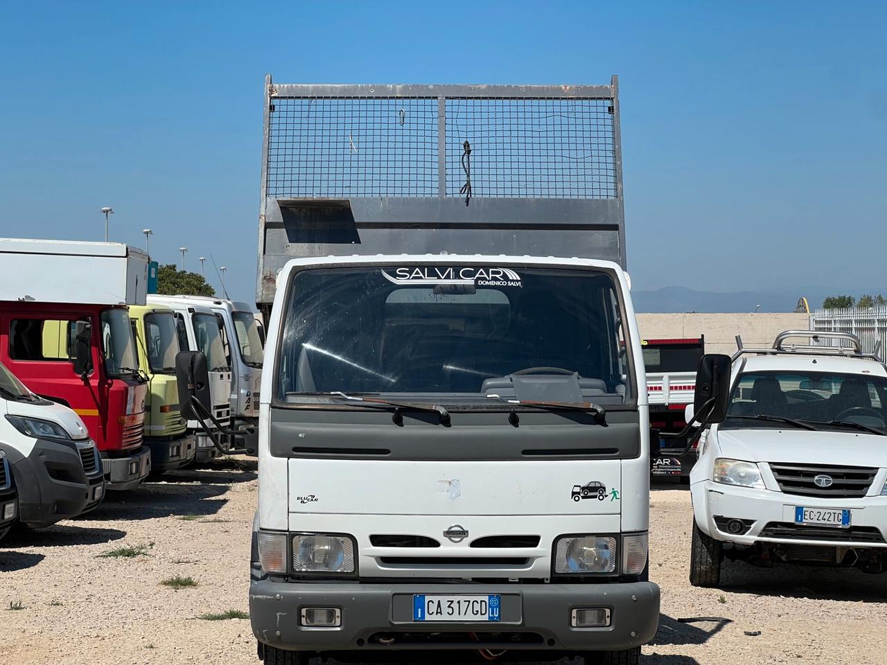 NISSAN CABSTAR. 35.12 RIBALTABILE TRILATERALE CON OMOLOGAZIONE GANCIO TRAINO