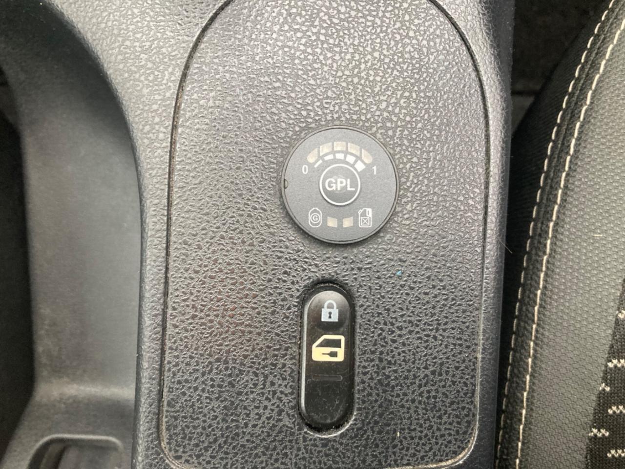 NISSAN QASHQAI 1.6 BENZINA/GPL (DA VETRINA)