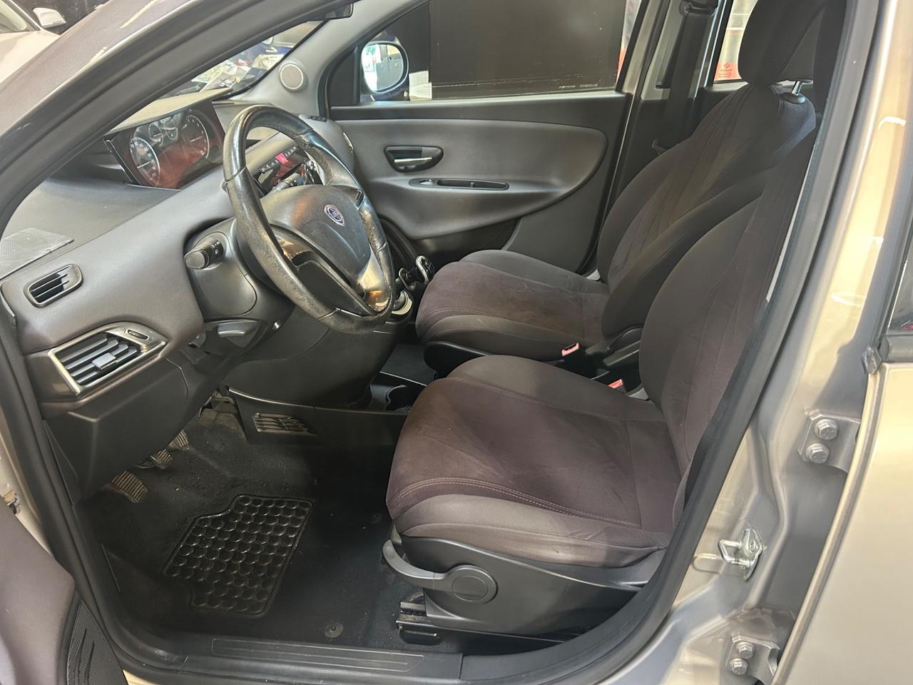 Lancia Ypsilon 0.9 TwinAir 85 CV 5 porte Metano Ecochic Silver