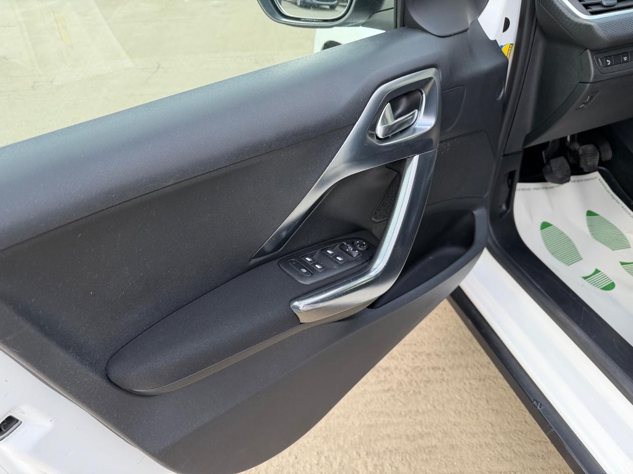 Peugeot 2008 1.6 e-HDi 115 CV Stop&Start Féline