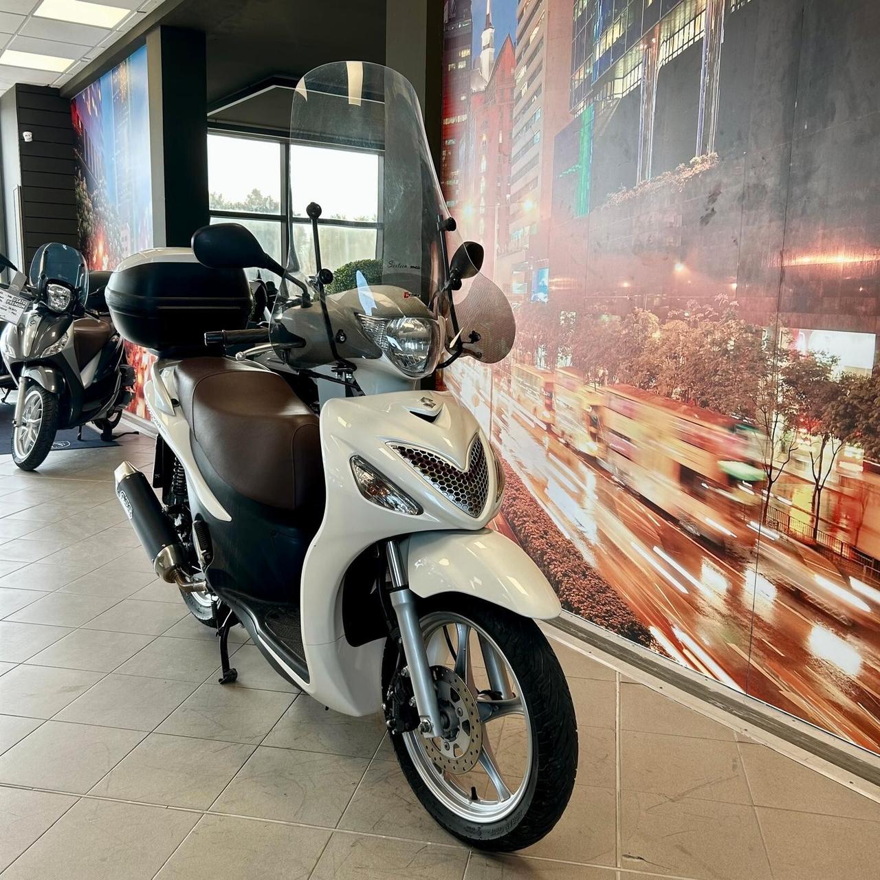 Suzuki Sixteen 200